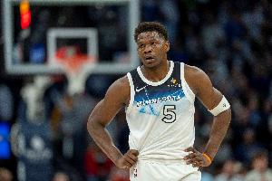 开云体育-望无大碍！爱德华兹崴脚被搀扶离场 半场9中6拿到15分