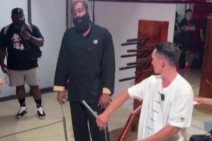 哈登中国行首次学习双节棍 第一个转棍的动作就把登哥难到了