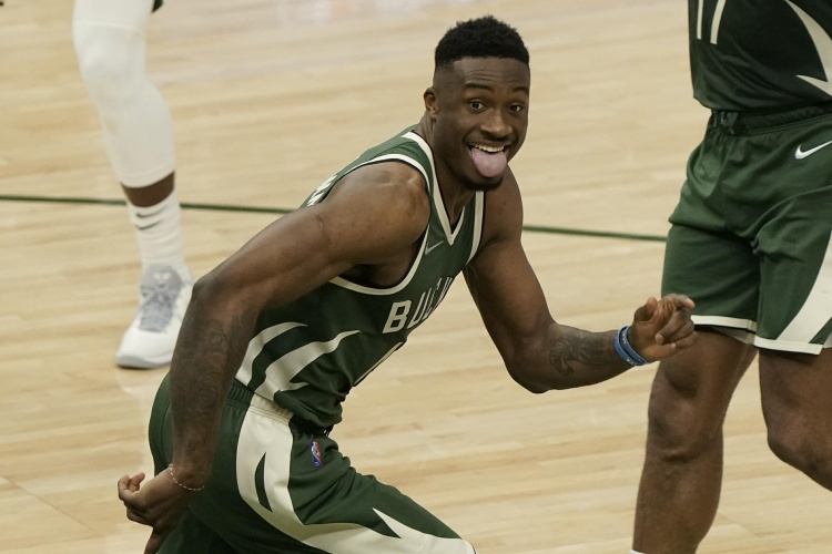 开云下载网址-兄弟篮球！字母哥哥萨纳西斯自宣重返雄鹿 合同为1年290万美元