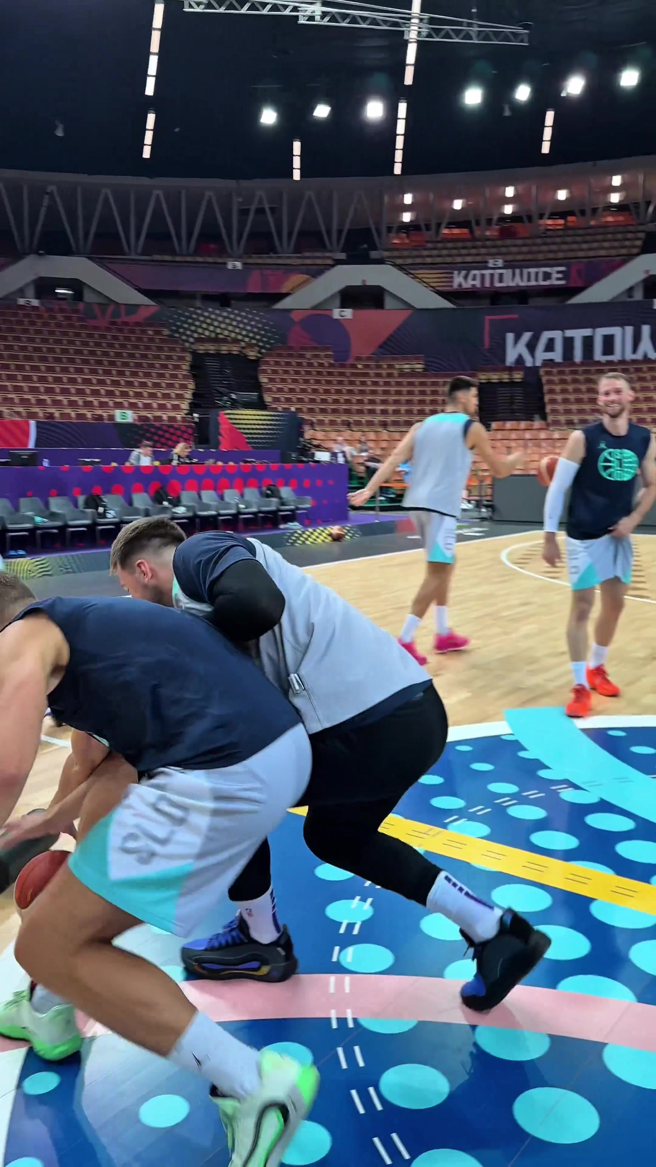 开云官网-斯洛文尼亚队内举办一对一抢球游戏 东契奇积极参与&amp;倒地抢球