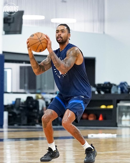 独行侠新援拉塞尔投入训练,官方发布多图展现季前备战状态