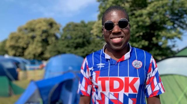 开云官网-禁品变潮物！穿球衣参加音乐节成为英国新时尚