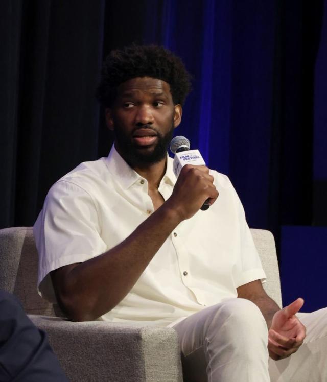 开云APP-离队预防针?恩比德:只想夺冠 代表哪支球队无所谓